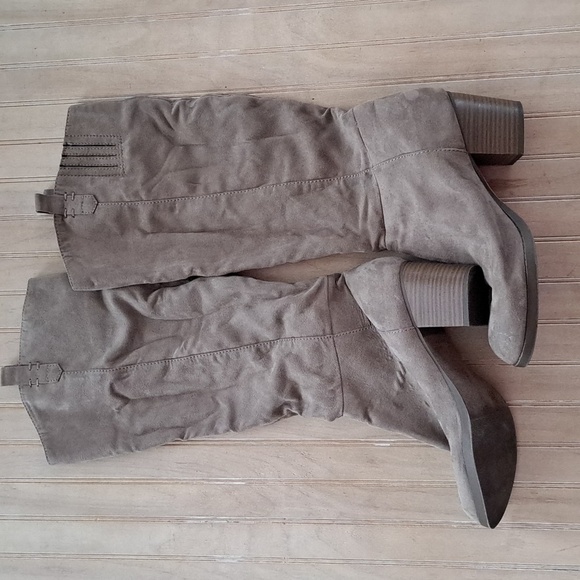 Old Navy Women's Tall Suede Heeled Boots - Picture 4 of 9